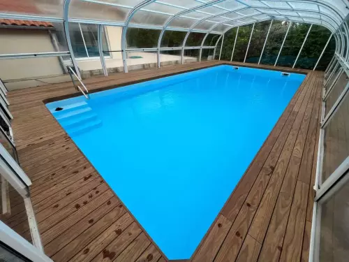 Terrasse en Kebony sous abris piscine